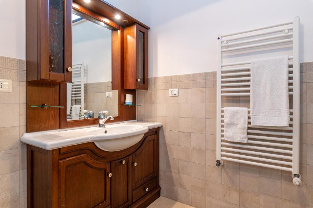 une salle de bain avec un lavabo et une douche dans l'établissement Trulli Margherita, à Martina Franca