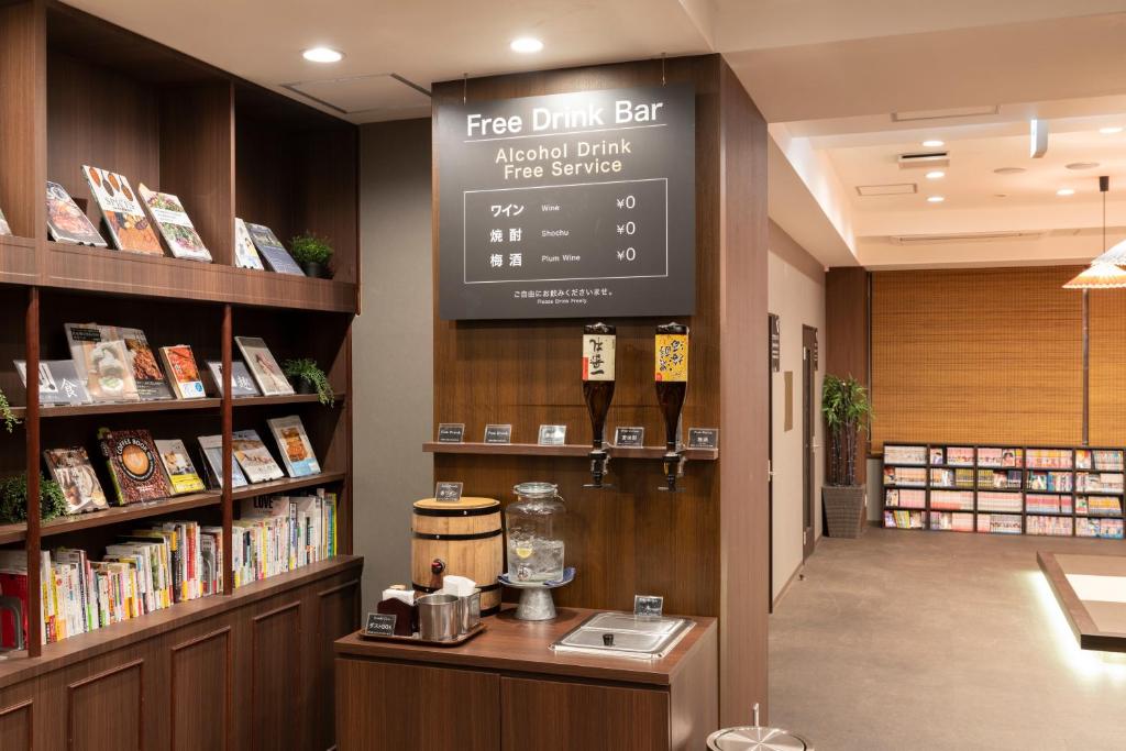 une librairie avec un panneau sur le mur dans l'établissement HOTEL Mai Sakura, à Nara