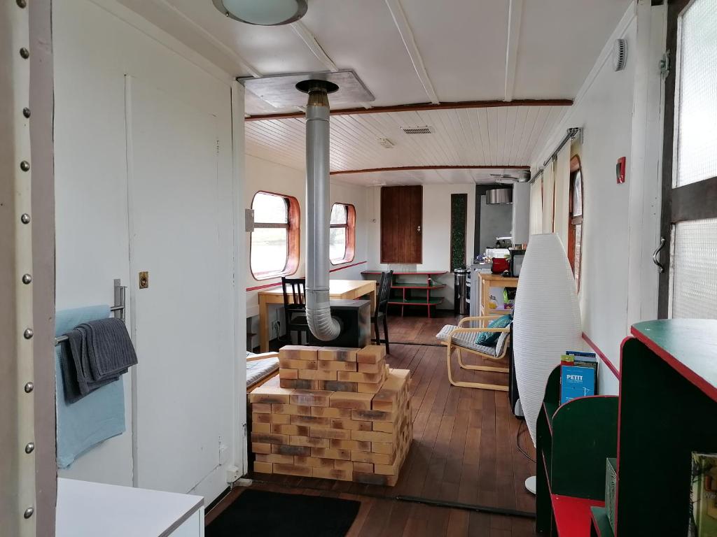 une chambre avec des boîtes dans un wagon dans l'établissement Botel La Vecchia (LY1992), à Dole