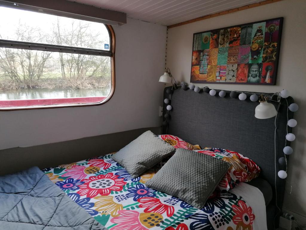 un lit dans une petite pièce avec une fenêtre dans l'établissement Botel La Vecchia (LY1992), à Dole
