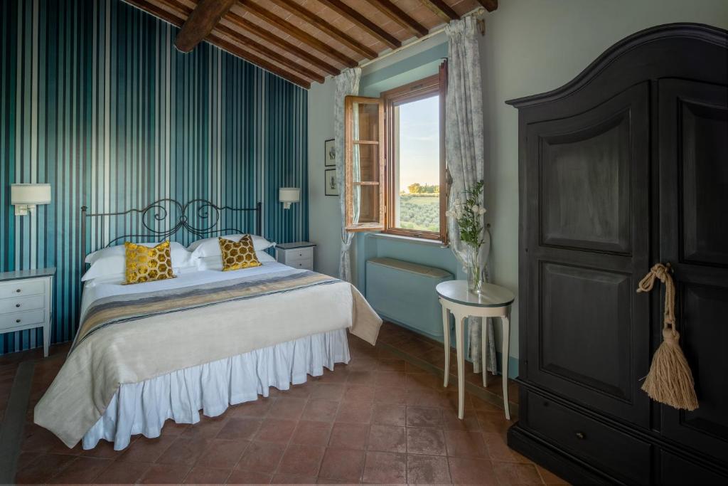 une chambre avec un lit et une fenêtre dans l'établissement Sole del Chianti, à Tavarnelle in Val di Pesa