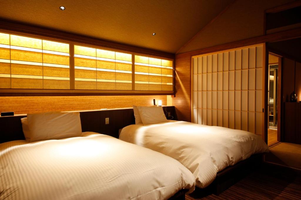 une chambre avec deux lits et une fenêtre dans l'établissement Awaji Hamarikyu, à Minamiawaji 37 autres photos