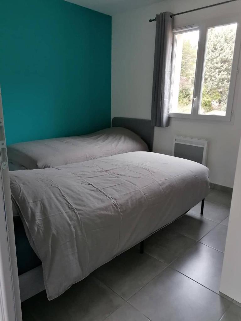 deux lits dans une chambre avec une fenêtre dans l'établissement Les Villas Dorées - Villa Soleil face au Mont Ventoux, à Plaisians 29 autres photos