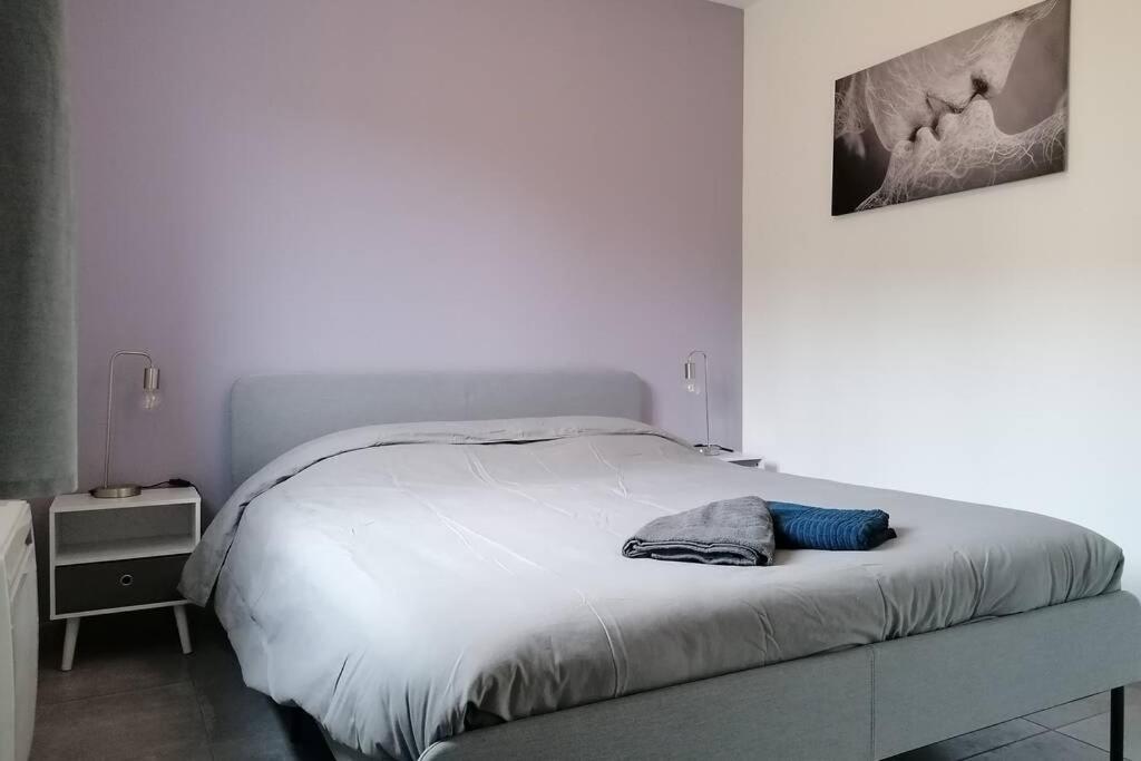 - une chambre blanche avec un lit et une couverture bleue dans l'établissement Les Villas Dorées - Villa Soleil face au Mont Ventoux, à Plaisians