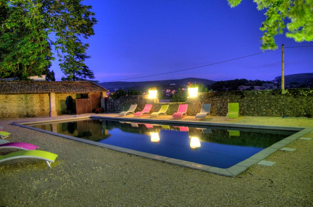 - une piscine avec des chaises et des lumières dans la cour dans l'établissement Gîtes du Domaine des Dames, à Vallon-Pont-dʼArc 37 autres photos
