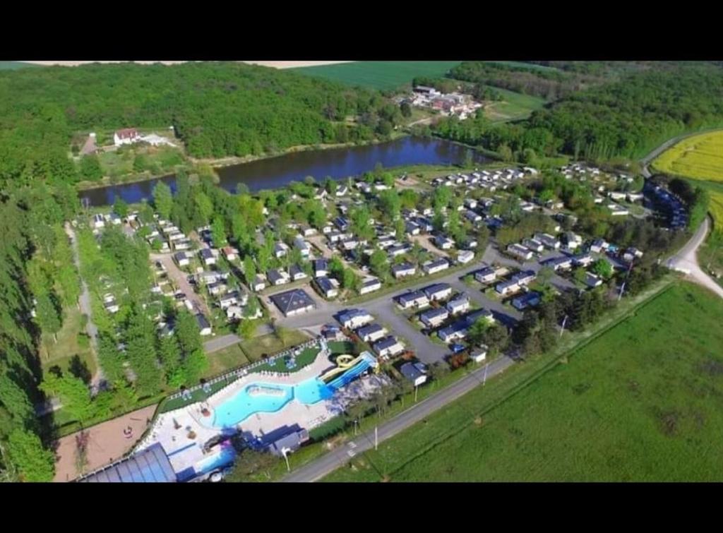 - une vue aérienne sur un grand parking avec une piscine dans l'établissement Assist' Mobil home 9 - Mobil Home élégance 3 chambres tout confort, à Onzain