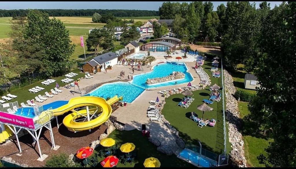 une vue aérienne d'un parc aquatique avec un toboggan aquatique dans l'établissement Assist' Mobil Home 289 - Mobil Home élégance 2 chambres 6 personnes, à Onzain