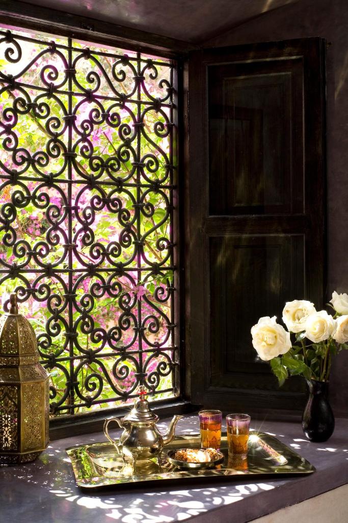 - un plateau de nourriture sur une table à côté d'une fenêtre dans l'établissement Riad Meriem, à Marrakech