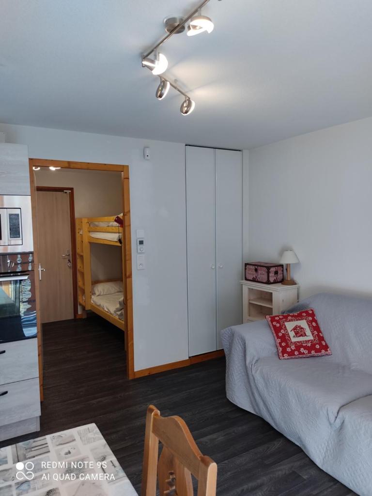 - un salon avec un lit et une chambre avec une table dans l'établissement Chalet Le Telemark wifi fibre et garage, à Thollon-les-Mémises