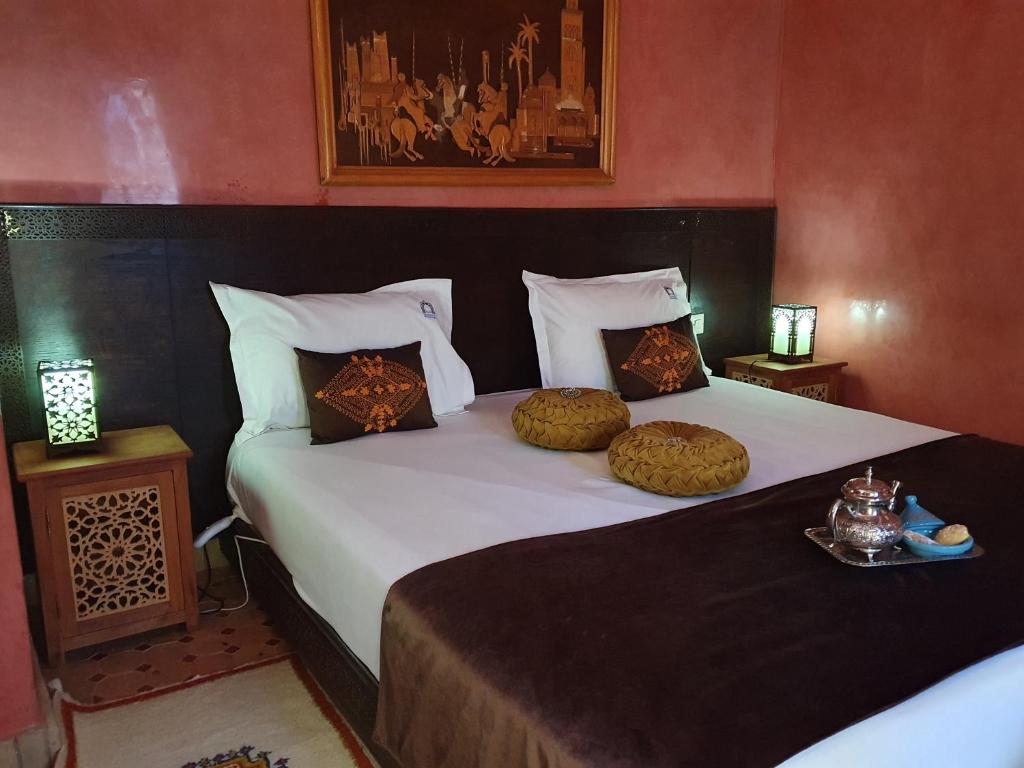 une chambre avec un grand lit avec deux oreillers dans l'établissement Riad La Porte du Bouregreg, à Sale 37 autres photos