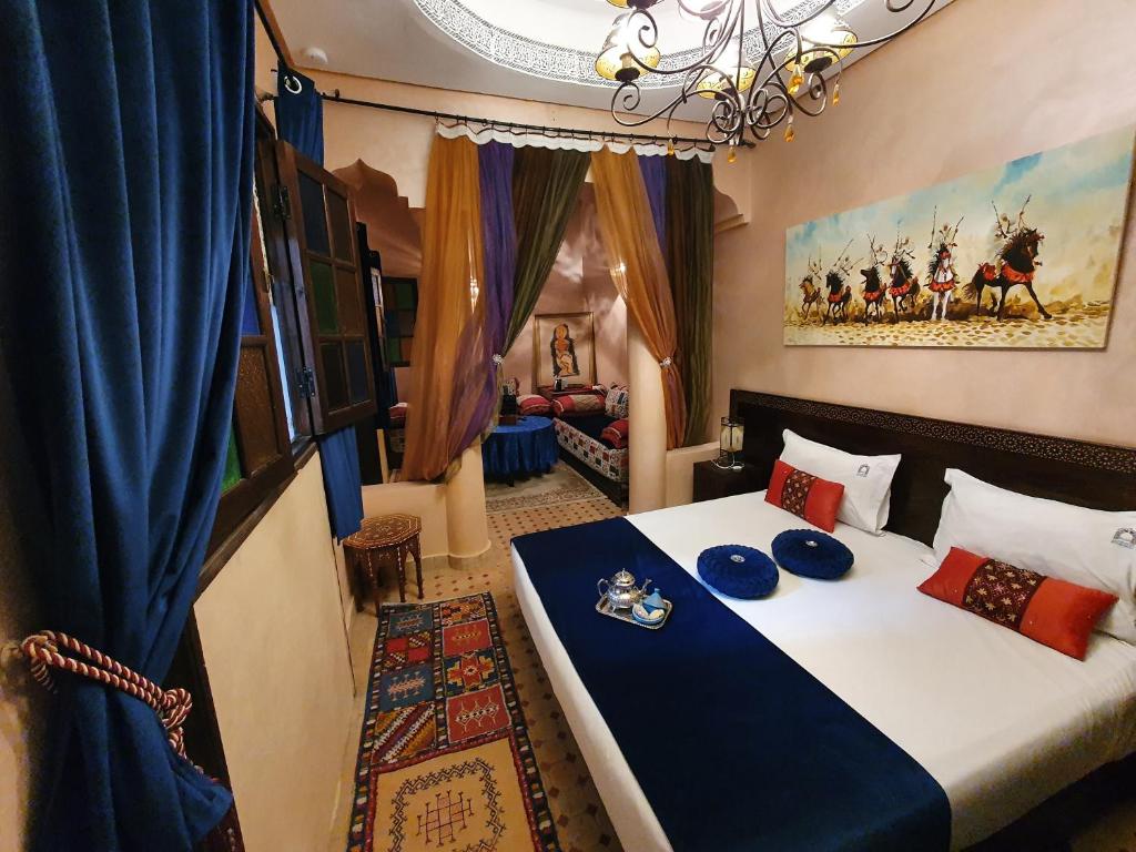 une chambre avec un lit avec une couette bleue et blanche dans l'établissement Riad La Porte du Bouregreg, à Sale