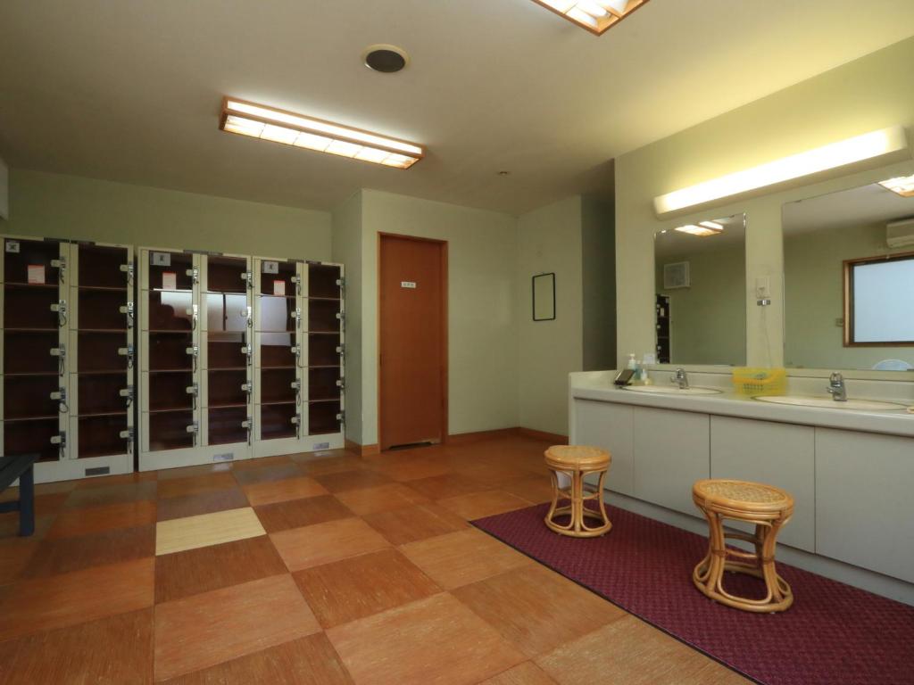 une salle de bain avec deux lavabos et un grand miroir dans l'établissement Minshuku Miyama, à Yamanouchi