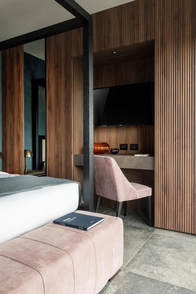 une chambre avec un lit et un bureau avec une télévision dans l'établissement Coast Hotel & Spa - Adults Only Aperto tutto l'anno, à Milano Marittima 87 autres photos
