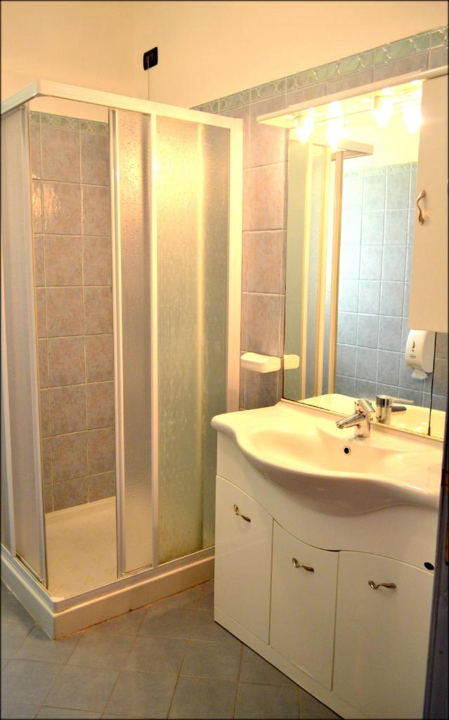 une salle de bains avec douche, lavabo et miroir dans l'établissement Hotel Anfora, à Capoliveri 64 autres photos
