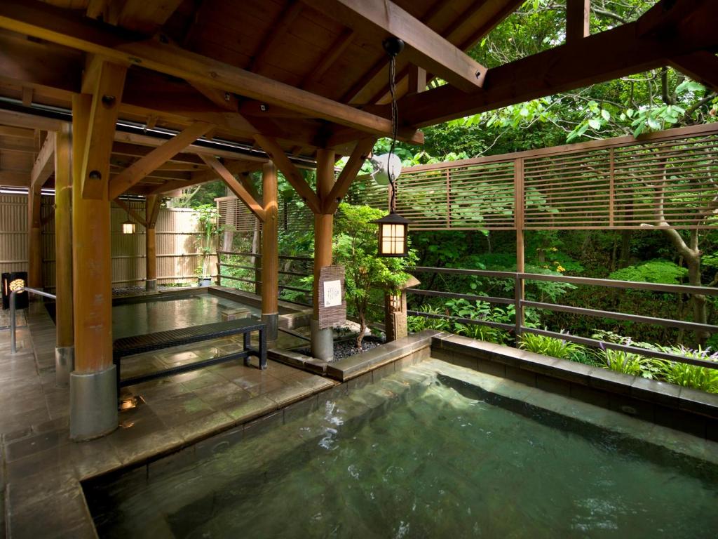 une piscine dans une maison avec un toit en bois dans l'établissement Jizaiso, à Nasu