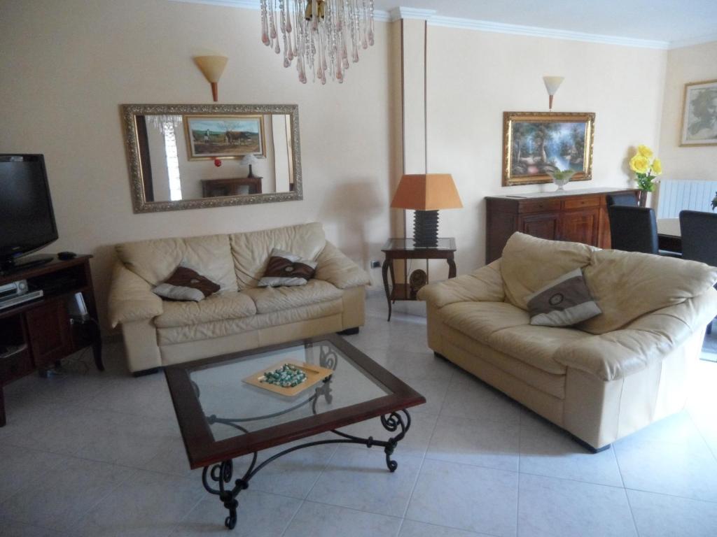 un salon avec deux canapés et une table basse dans l'établissement Villa Graziosa, à Quartu SantʼElena