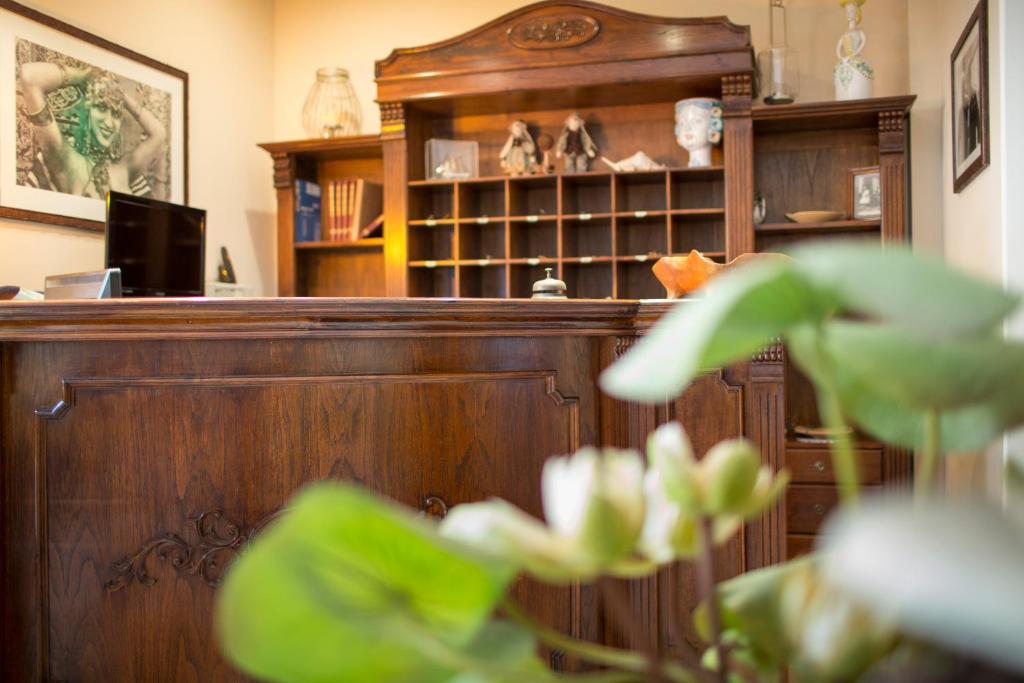 une salle d'audience avec un banc en bois et une étagère à livres dans l'établissement Ghibli Hotel, à San Vito Lo Capo