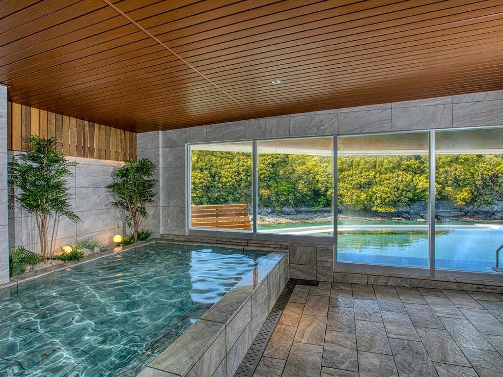 une grande piscine dans une maison dans l'établissement Ooedo Onsen Monogatari Premium Toba Saichoraku, à Toba