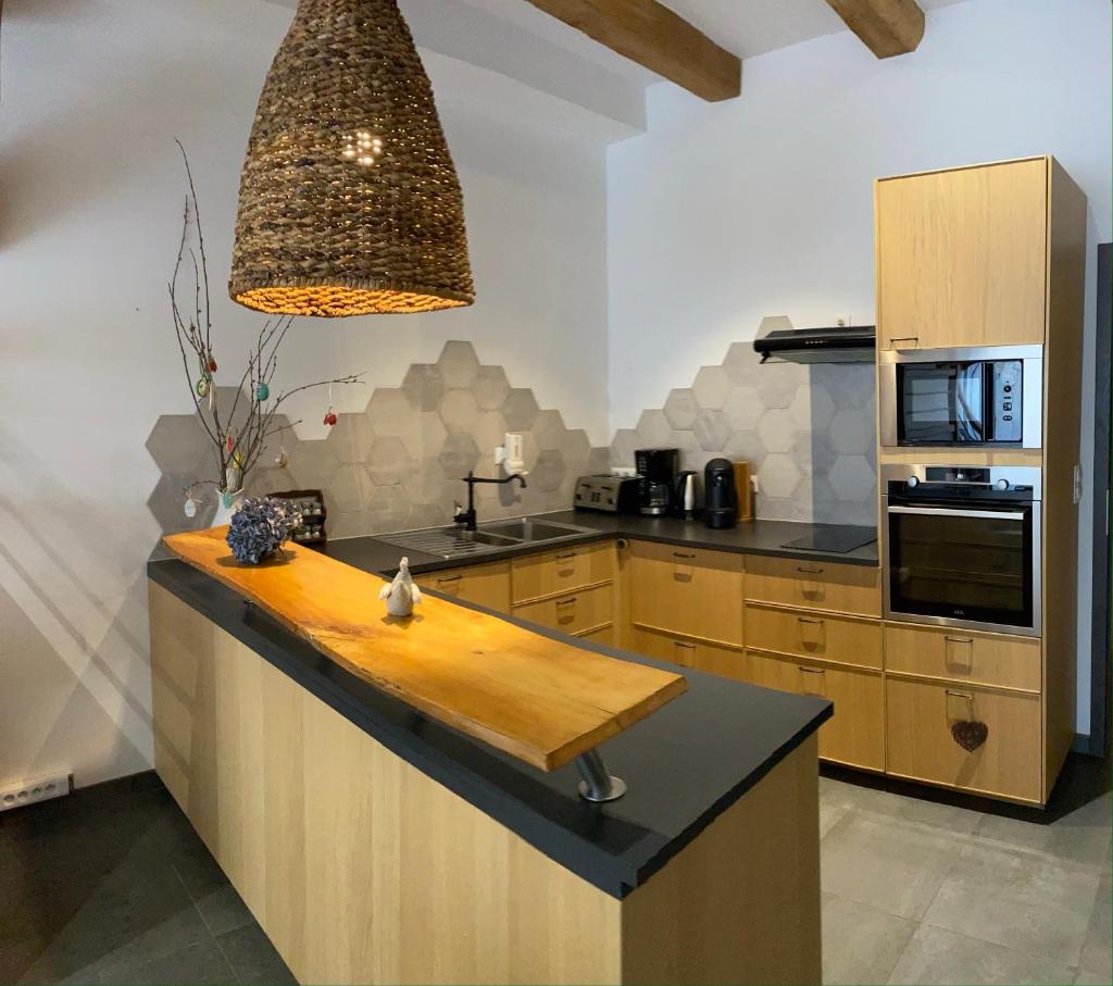 - une cuisine avec une grande île dans l'établissement Le Clos Bleu - Gite Rural, à Schillersdorf