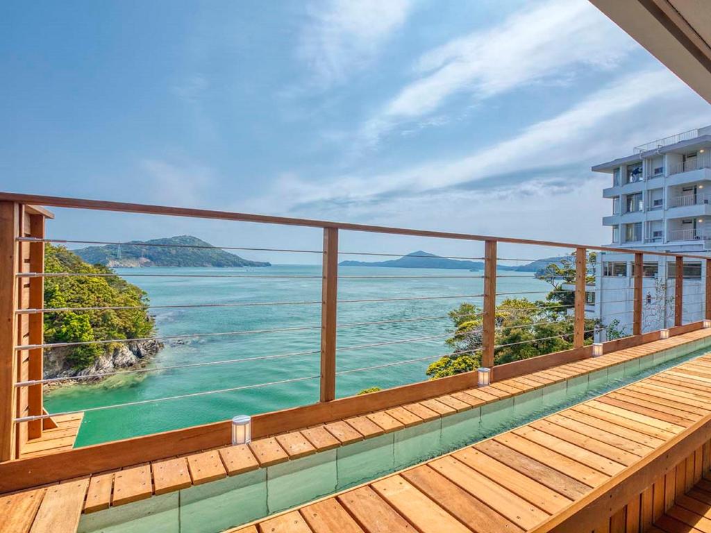 un balcon avec vue sur l'océan dans l'établissement Ooedo Onsen Monogatari Premium Toba Saichoraku, à Toba