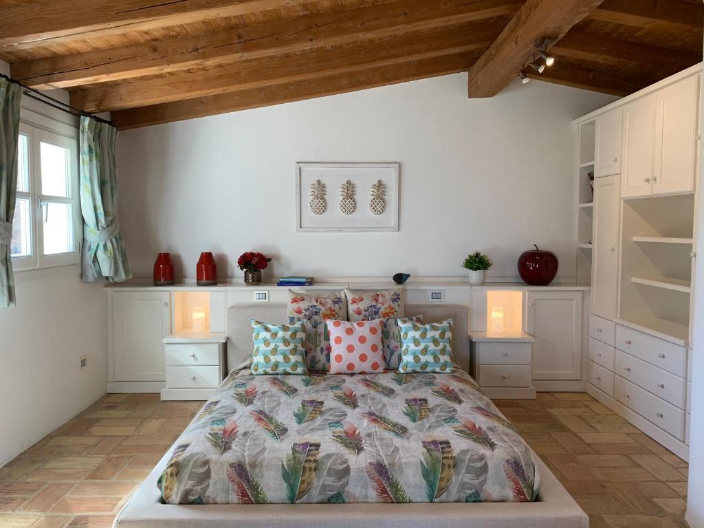 une chambre avec un grand lit avec des oreillers dans l'établissement VillaLuxx, à Porto San Paolo 38 autres photos