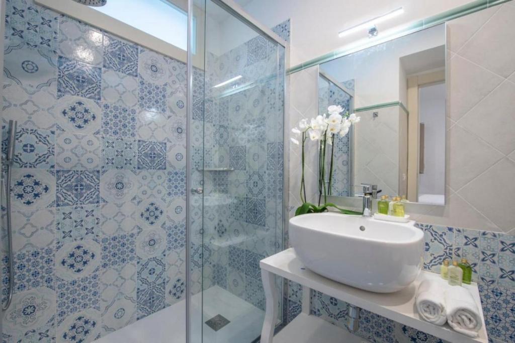 une salle de bain avec un lavabo et une douche en verre dans l'établissement VIlla del Presidente, à Praiano