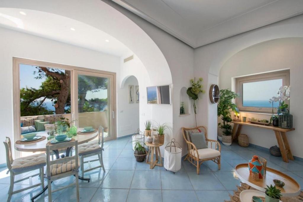 un salon avec une table et des chaises dans l'établissement VIlla del Presidente, à Praiano