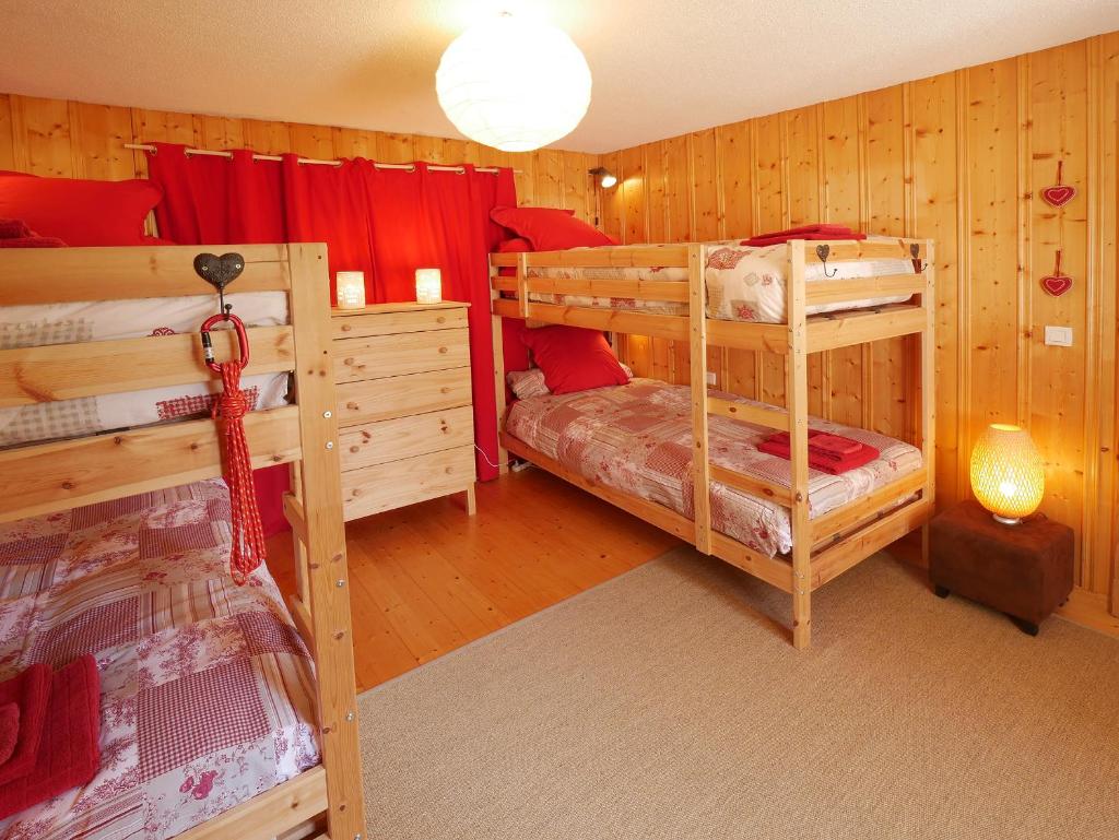 une chambre avec deux lits superposés dans une pièce dans l'établissement Domaine de Bellevue Gîte du Mont Poupet, à Marnoz