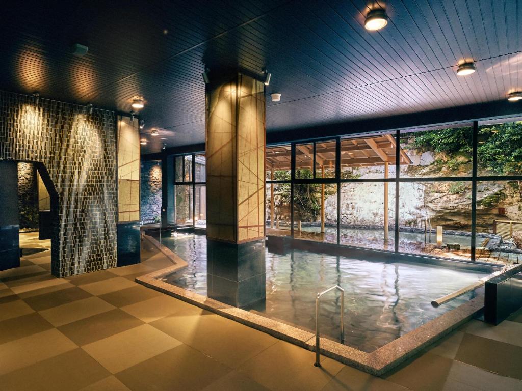 une piscine au milieu d'un bâtiment dans l'établissement Ooedo Onsen Monogatari Premium Shirahama Gyoen, à Shirahama