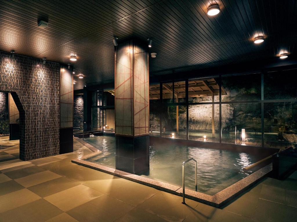 une grande piscine d'eau dans un bâtiment dans l'établissement Ooedo Onsen Monogatari Premium Shirahama Gyoen, à Shirahama