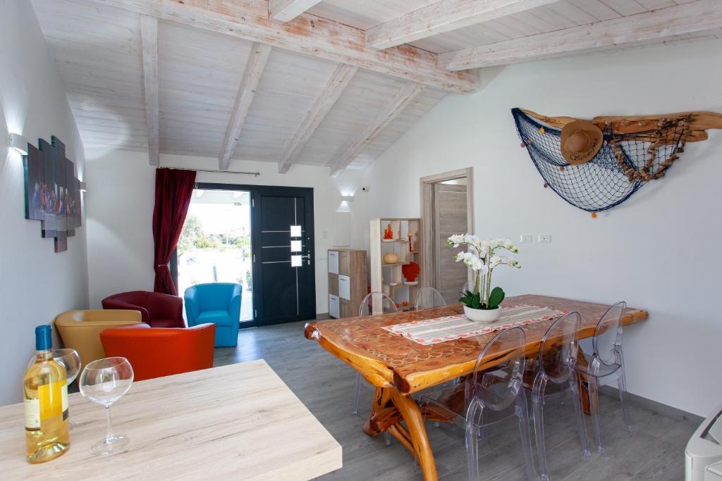 une salle à manger avec une table et des chaises en bois dans l'établissement Villa Elisir Luxury - Le Residenze del Mare, à Porto San Paolo