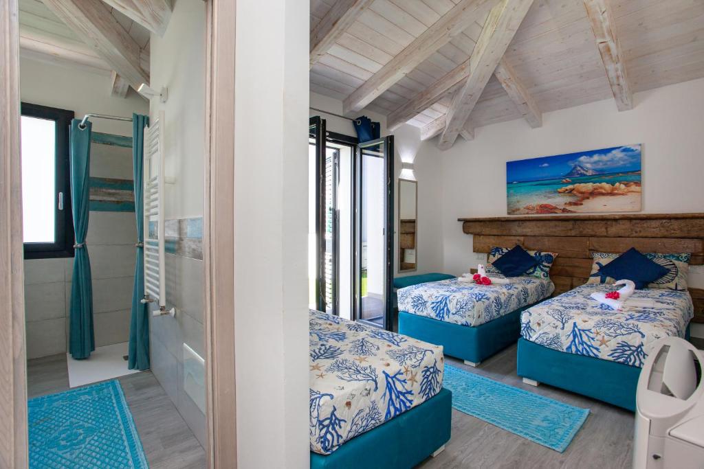 - une chambre avec 2 lits jumeaux et un balcon dans l'établissement Villa Elisir Luxury - Le Residenze del Mare, à Porto San Paolo