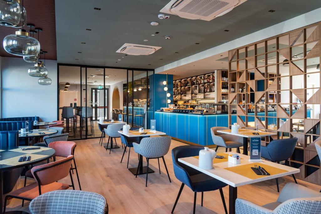 un restaurant avec des tables et des chaises et un bar dans l'établissement Modica Boutique Hotel, à Modica