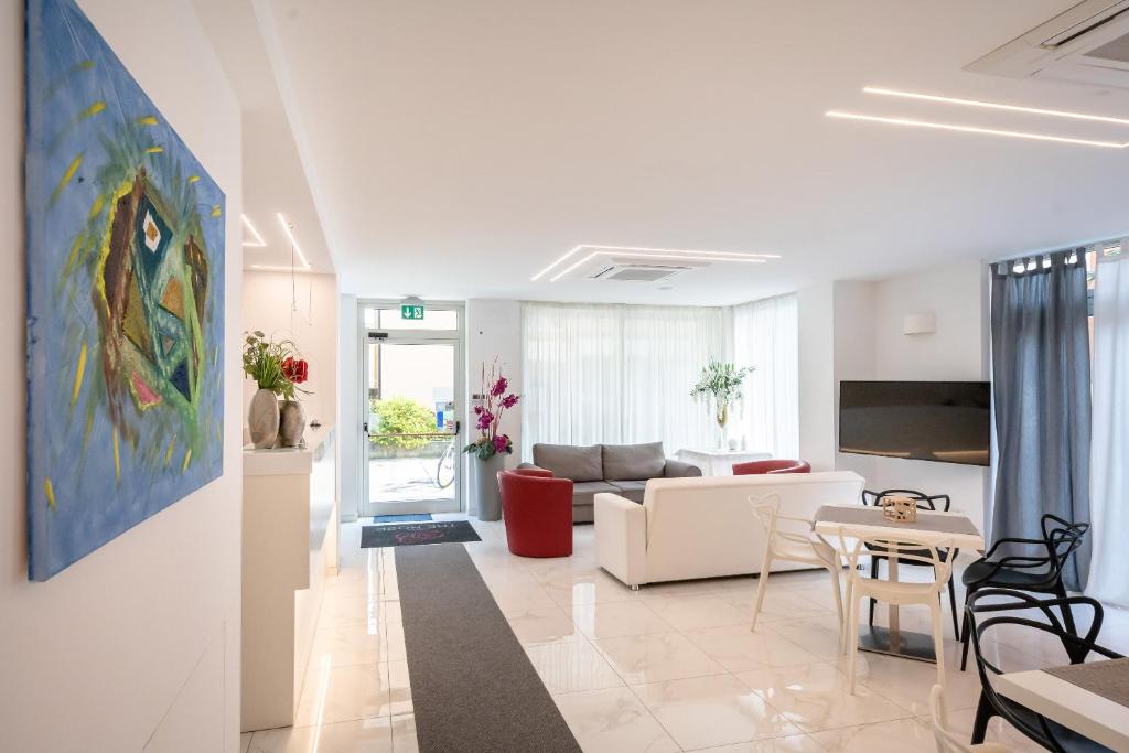 un salon avec un canapé et une table dans l'établissement Hotel Tre Rose, à Caorle