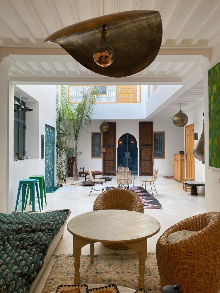 un salon avec un canapé et une table dans l'établissement Riad AL RIAD, à Marrakech
