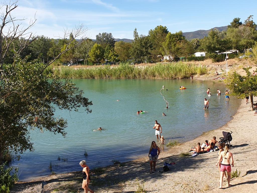 un groupe de personnes dans l'eau sur une plage dans l'établissement Mobile home tout confort Alexandre, à La Roque-dʼAnthéron 37 autres photos