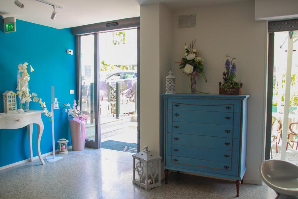 Cette chambre comprend une commode bleue et un lavabo. dans l'établissement Hotel Adria, à Bellaria-Igea Marina