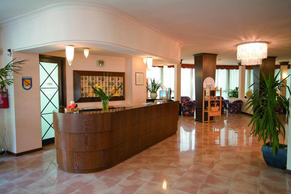 - un hall avec un bar au milieu d'une pièce dans l'établissement Hotel Fenice Gluten Free, à Milano Marittima 59 autres photos