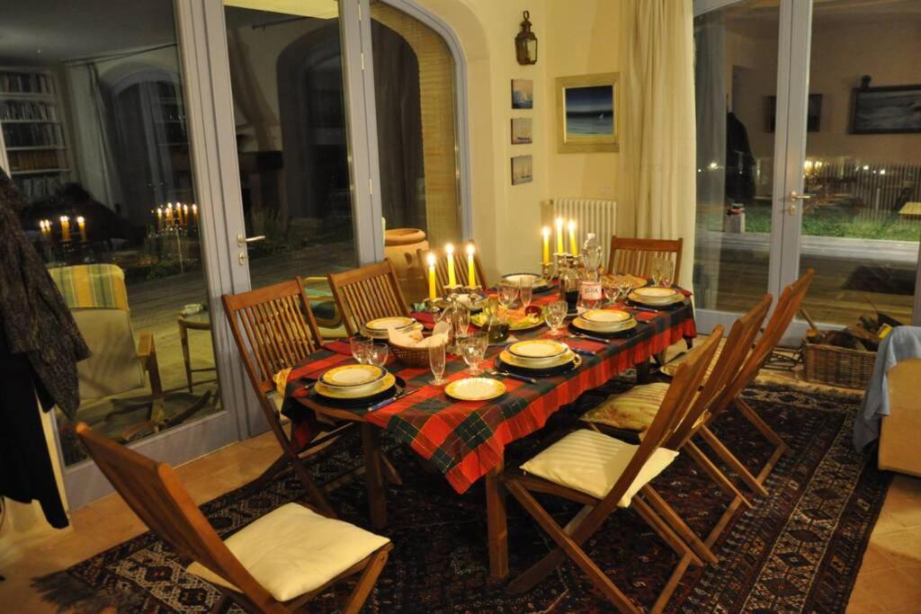 - une table à manger avec des bougies et des chaises dans l'établissement montecristo country house, à Marsiliana d'Albegna