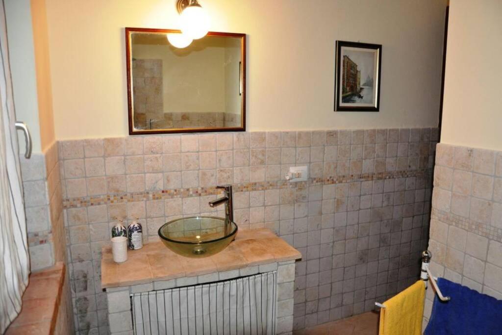 une salle de bain avec un lavabo et un miroir dans l'établissement montecristo country house, à Marsiliana d'Albegna