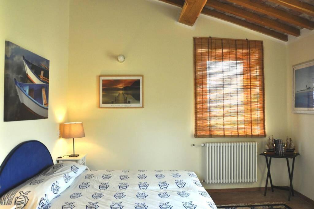 une chambre avec un lit et une fenêtre dans l'établissement montecristo country house, à Marsiliana d'Albegna 51 autres photos