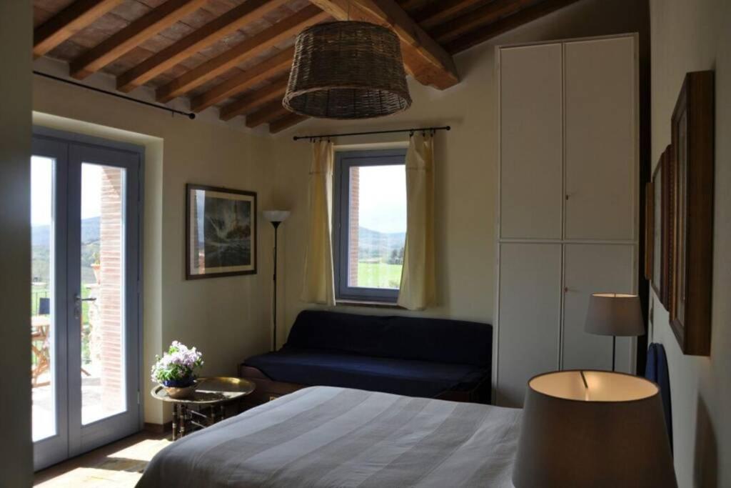 une chambre avec un lit et un canapé dans l'établissement montecristo country house, à Marsiliana d'Albegna