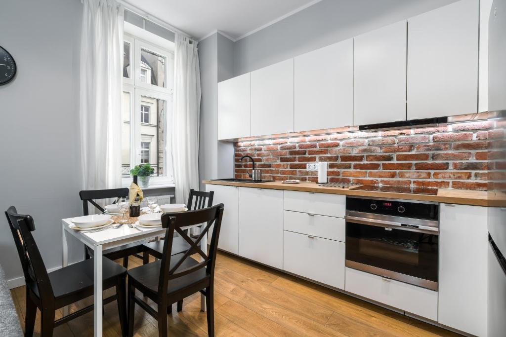 Old Town Apartment Garbary by Noclegi Renters 3