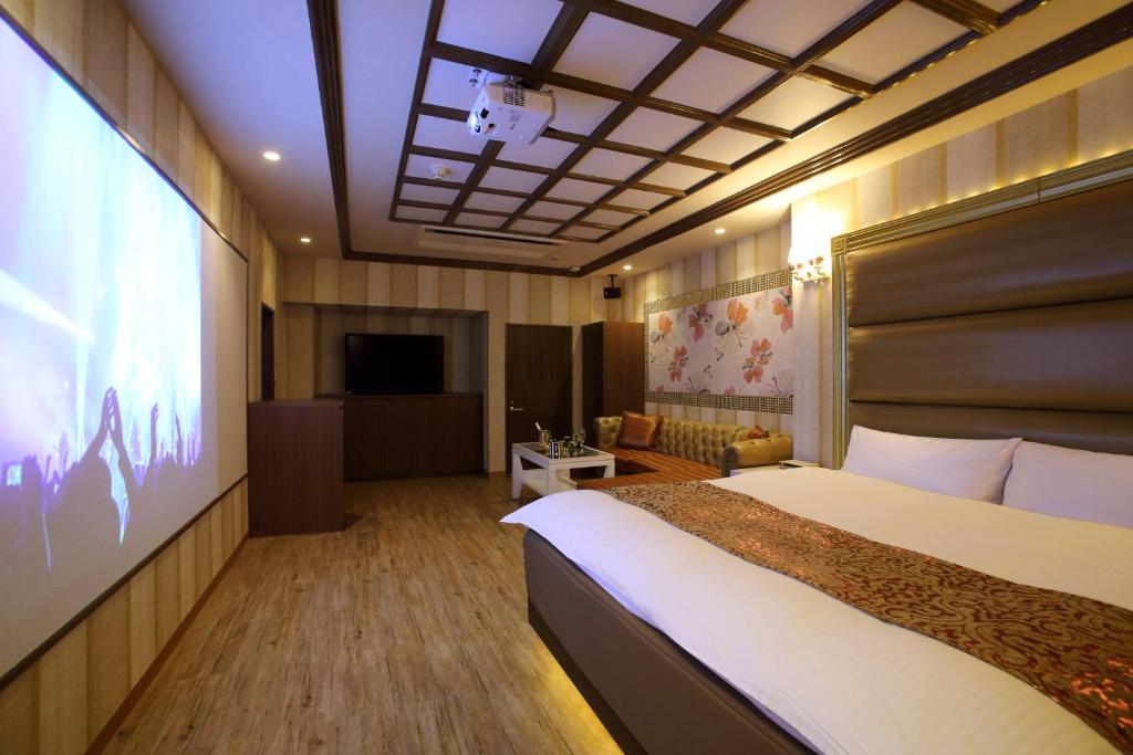 une chambre d'hôtel avec un grand lit et une télévision dans l'établissement Fukuoka Little Chapel Christmas (Love Hotel), à Fukuoka