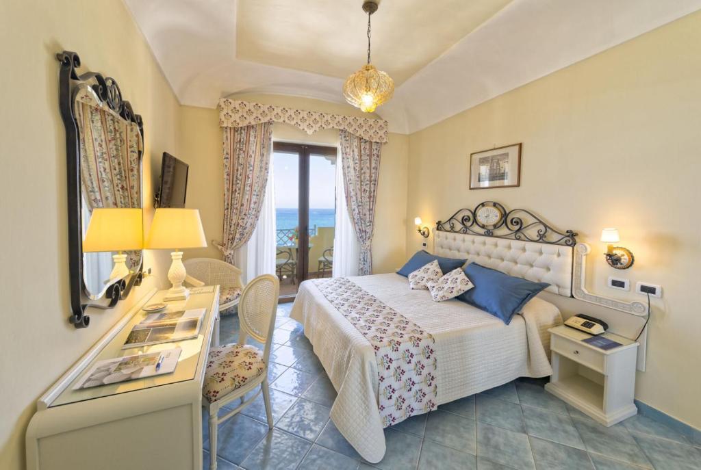 une chambre avec un lit, un bureau et une fenêtre dans l'établissement Hotel Terme Tritone Resort & Spa, à Ischia 50 autres photos