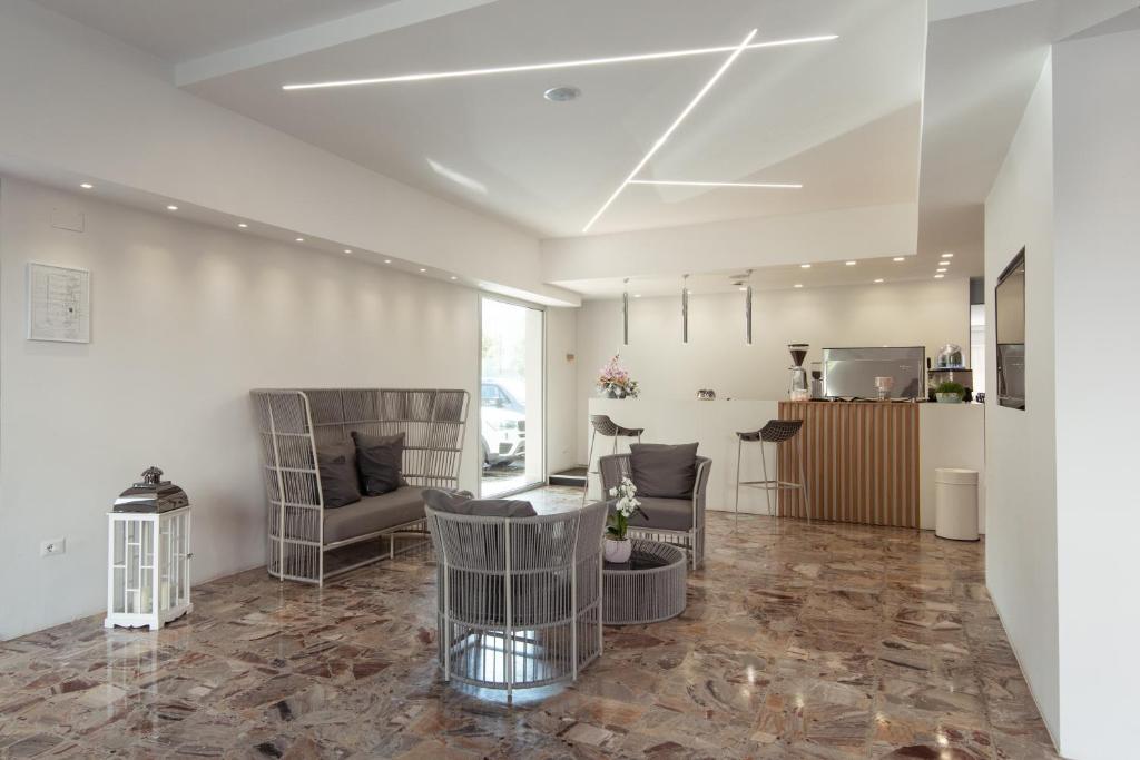 Il comprend un salon avec des chaises et une cuisine. dans l'établissement Adria Beach Hotel, à Alba Adriatica
