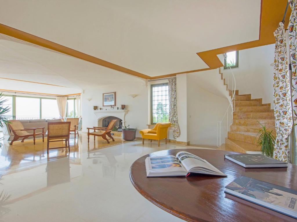 - un salon avec une table et un livre dans l'établissement Villa Delfina by Interhome, à Montignoso