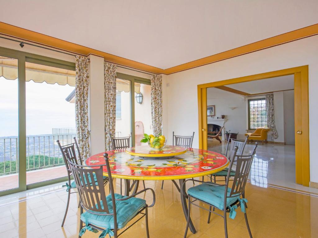 une salle à manger avec une table et des chaises dans l'établissement Villa Delfina by Interhome, à Montignoso