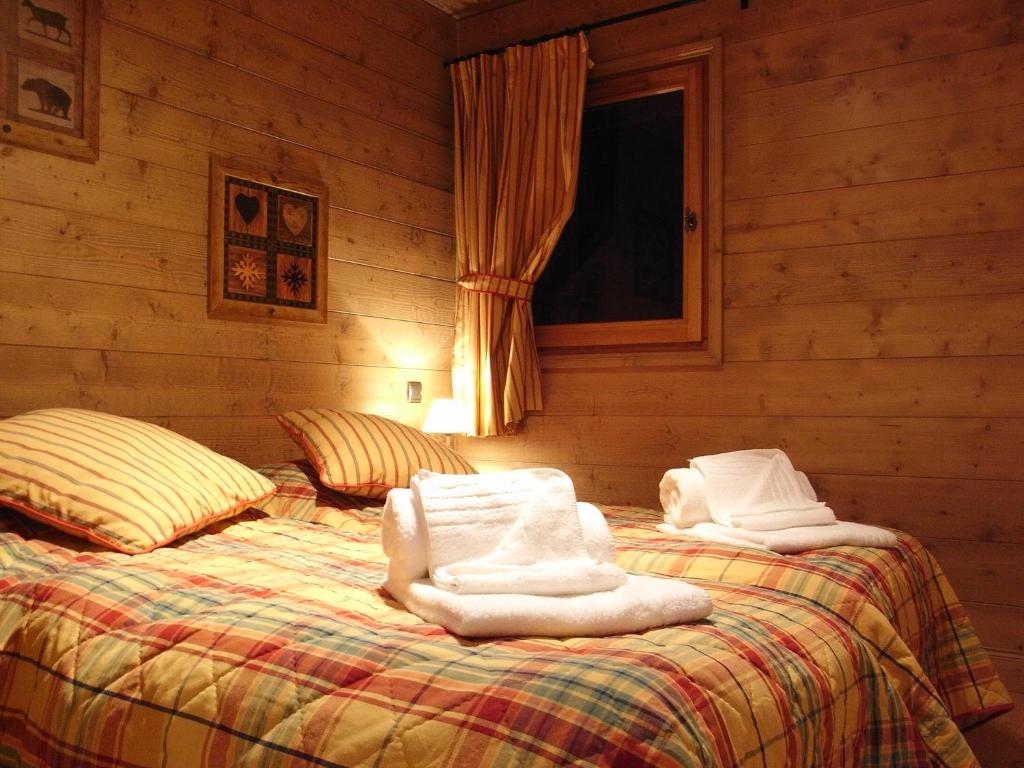 une chambre avec deux lits avec des serviettes dessus dans l'établissement Apartment A 01 in St Martin de Belleville, à Saint-Martin-de-Belleville