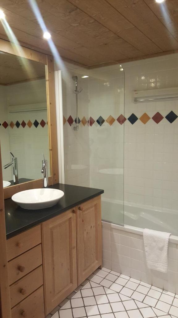 une salle de bain avec un lavabo et une douche dans l'établissement Apartment A 01 in St Martin de Belleville, à Saint-Martin-de-Belleville 34 autres photos